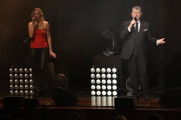 Mit seiner charmanten und gefuehlsvollen Stimme verzauberte der Argentinier die Fans auf der Ostalb. Semino Rossi - Ueber zwei Stunden unterhaltsame Musik Mit seiner charmanten und gefuehlsvollen Stimme verzauberte der Argentinier die Fans auf der Ostalb. Deutschland, Schwaebisch Gmuend, Concress Centrum Stadtgarten, 09.11.2025