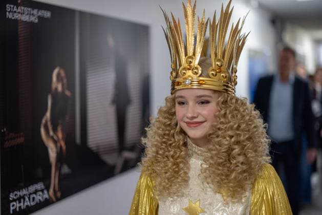Anprobe des Kostüms für das neue Nürnberger Christkind, Nürnberg, 10.11.2025 Nora Falk wurde 2025 zum neuen Nürnberger Christkind gewählt. Bei einer Anprobe zeigt sie sich erstmals im traditionellen Ornat. Das Kostüm wurde von der Kostümabteilung des Staatstheaters Nürnberg gefertigt. Nora Falk wird das Amt des Christkinds für zwei Jahre ausüben und den Nürnberger Christkindlesmarkt eröffnen. Nürnberg Staatstheaters Nürnberg Bayern Deutschland
