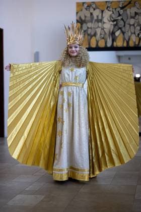 Anprobe des Kostüms für das neue Nürnberger Christkind, Nürnberg, 10.11.2025 Nora Falk wurde 2025 zum neuen Nürnberger Christkind gewählt. Bei einer Anprobe zeigt sie sich erstmals im traditionellen Ornat. Das Kostüm wurde von der Kostümabteilung des Staatstheaters Nürnberg gefertigt. Nora Falk wird das Amt des Christkinds für zwei Jahre ausüben und den Nürnberger Christkindlesmarkt eröffnen. Nürnberg Staatstheaters Nürnberg Bayern Deutschland
