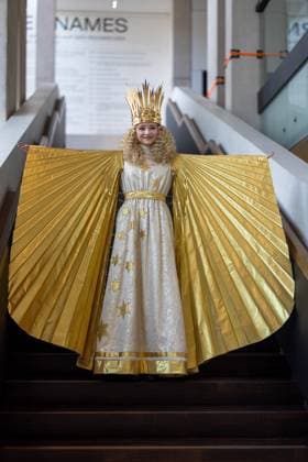 Anprobe des Kostüms für das neue Nürnberger Christkind, Nürnberg, 10.11.2025 Nora Falk wurde 2025 zum neuen Nürnberger Christkind gewählt. Bei einer Anprobe zeigt sie sich erstmals im traditionellen Ornat. Das Kostüm wurde von der Kostümabteilung des Staatstheaters Nürnberg gefertigt. Nora Falk wird das Amt des Christkinds für zwei Jahre ausüben und den Nürnberger Christkindlesmarkt eröffnen. Nürnberg Staatstheaters Nürnberg Bayern Deutschland