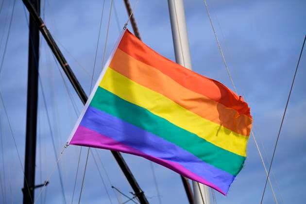 Wehende Regenbogenflagge in Niendorf, Schleswig-Holstein, Deutschland