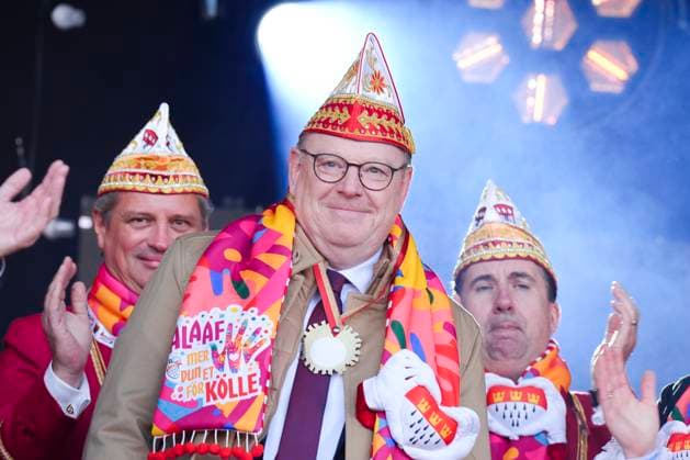 Koelner Karneval, Sessionsauftakt auf dem Koelner Heumarkt 2025 Torsten Burmerster (Oberbuergermeister Stadt Koeln) bei seinem ersten Auftritt beim Sessionsauftakt und Beginn der Karnevalssession 2025-2026 auf dem Koelner Heumarkt, Koeln, 11.11.2025 Koeln Nordrhein-Westfalen Deutschland