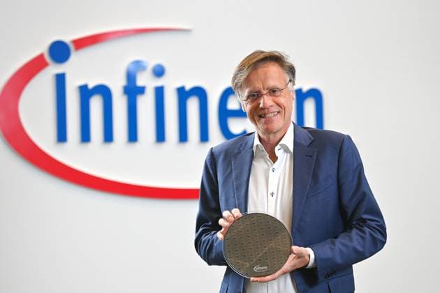 Jochen Hanebeck (Chief Executive Officer,CEO), praesentiert eine Wafer mit Ionenfallen-Quantenprozessoren. Jahrespressekonferenz INFINEON Technologies AG am 12.11.2025 in Neubiberg.