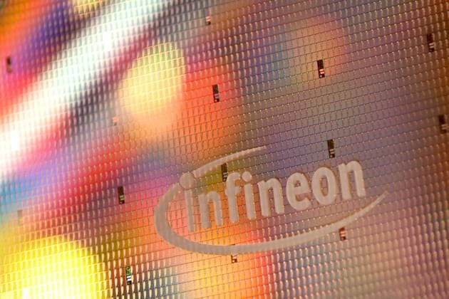 Wafer mit Ionenfallen-Quantenprozessoren. Infineon Schriftzug,Logo,Firmenlogo,Firmenemblem. Close Up. Jahrespressekonferenz INFINEON Technologies AG am 12.11.2025 in Neubiberg.