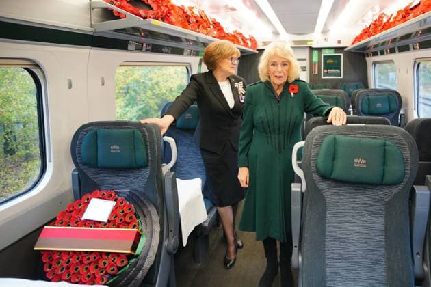 . 11 11 2025. London, United Kingdom. Queen Camilla travels by train from Chippenham , United Kingdom, to Paddington train station in London as part of the Great Western Railway Poppies to Paddington event to mark Armistice Day.  xPoolx xi-Imagesx IIM-26369-0011