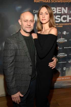 abb- Jürgen Vogel Juergen und Natalia Belitski zu Gast auf dem roten Teppich bei der Berlin Premiere des Kinofilms DAS LEBEN DER WÜNSCHE WUENSCHE im UCI East Side Gallery Berlin, am 11.11.2025 in Berlin Berlin Deutschland