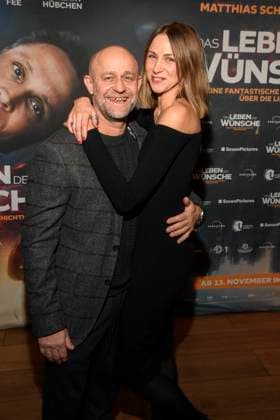 abb- Jürgen Vogel Juergen und Natalia Belitski zu Gast auf dem roten Teppich bei der Berlin Premiere des Kinofilms DAS LEBEN DER WÜNSCHE WUENSCHE im UCI East Side Gallery Berlin, am 11.11.2025 in Berlin Berlin Deutschland