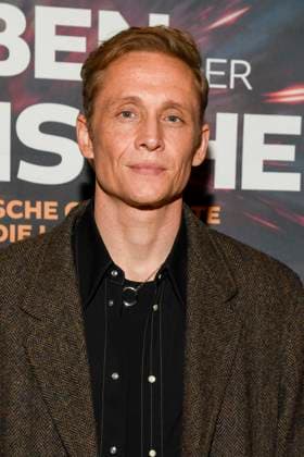 abb- Matthias Schweighöfer Schweighöfer zu Gast auf dem roten Teppich bei der Berlin Premiere des Kinofilms DAS LEBEN DER WÜNSCHE WUENSCHE im UCI East Side Gallery Berlin, am 11.11.2025 in Berlin Berlin Deutschland