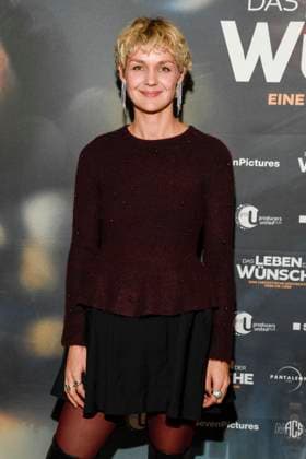 abb- Luise Heyer zu Gast auf dem roten Teppich bei der Berlin Premiere des Kinofilms DAS LEBEN DER WÜNSCHE WUENSCHE im UCI East Side Gallery Berlin, am 11.11.2025 in Berlin Berlin Deutschland