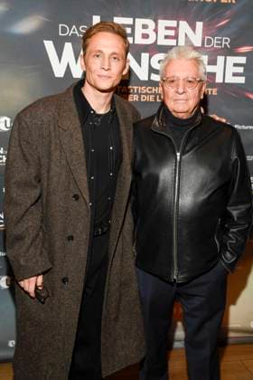 abb- Matthias Schweighöfer Schweighoefer und Henry Hübchen Huebchen zu Gast auf dem roten Teppich bei der Berlin Premiere des Kinofilms DAS LEBEN DER WÜNSCHE WUENSCHE im UCI East Side Gallery Berlin, am 11.11.2025 in Berlin Berlin Deutschland