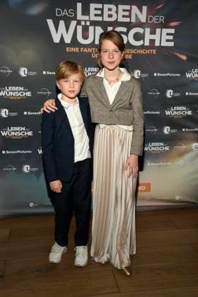 abb- Anton Landau und Luise Landau zu Gast auf dem roten Teppich bei der Berlin Premiere des Kinofilms DAS LEBEN DER WÜNSCHE WUENSCHE im UCI East Side Gallery Berlin, am 11.11.2025 in Berlin Berlin Deutschland