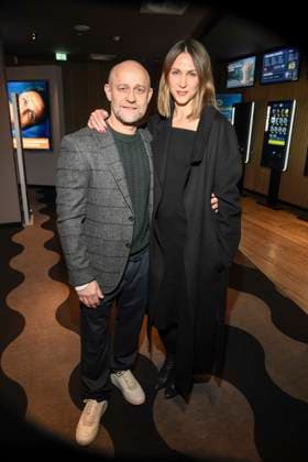 abb- Jürgen Vogel Juergen und Natalia Belitski zu Gast auf dem roten Teppich bei der Berlin Premiere des Kinofilms DAS LEBEN DER WÜNSCHE WUENSCHE im UCI East Side Gallery Berlin, am 11.11.2025 in Berlin Berlin Deutschland