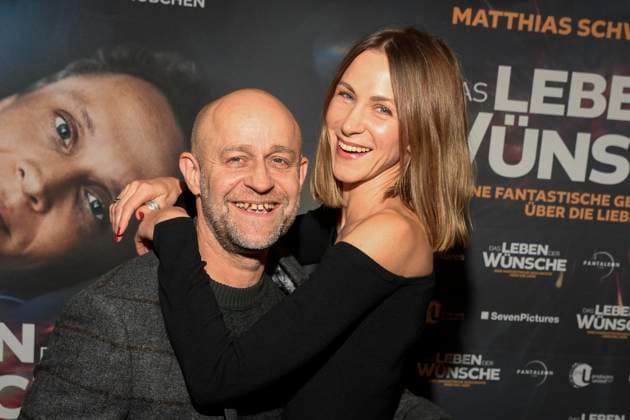 Entertainment Bilder des Tages abb- Jürgen Vogel Juergen und Natalia Belitski zu Gast auf dem roten Teppich bei der Berlin Premiere des Kinofilms DAS LEBEN DER WÜNSCHE WUENSCHE im UCI East Side Gallery Berlin, am 11.11.2025 in Berlin Berlin Deutschland