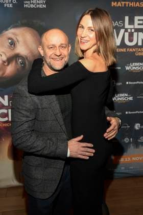 abb- Jürgen Vogel Juergen und Natalia Belitski zu Gast auf dem roten Teppich bei der Berlin Premiere des Kinofilms DAS LEBEN DER WÜNSCHE WUENSCHE im UCI East Side Gallery Berlin, am 11.11.2025 in Berlin Berlin Deutschland
