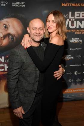 abb- Jürgen Vogel Juergen und Natalia Belitski zu Gast auf dem roten Teppich bei der Berlin Premiere des Kinofilms DAS LEBEN DER WÜNSCHE WUENSCHE im UCI East Side Gallery Berlin, am 11.11.2025 in Berlin Berlin Deutschland