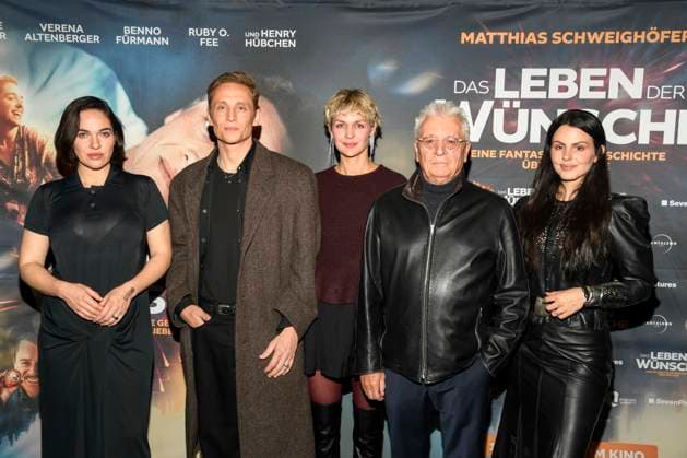 abb- Verena Altenberger, Matthias Schweighöfer, Schweighoefer Henry Hübchen Huebchen und Ruby O. Fee zu Gast auf dem roten Teppich bei der Berlin Premiere des Kinofilms DAS LEBEN DER WÜNSCHE WUENSCHE im UCI East Side Gallery Berlin, am 11.11.2025 in Berlin Berlin Deutschland