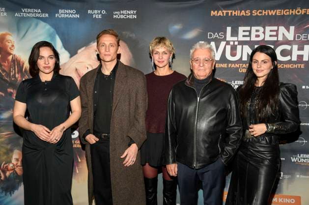 abb- Verena Altenberger, Matthias Schweighöfer, Schweighoefer Henry Hübchen Huebchen und Ruby O. Fee zu Gast auf dem roten Teppich bei der Berlin Premiere des Kinofilms DAS LEBEN DER WÜNSCHE WUENSCHE im UCI East Side Gallery Berlin, am 11.11.2025 in Berlin Berlin Deutschland