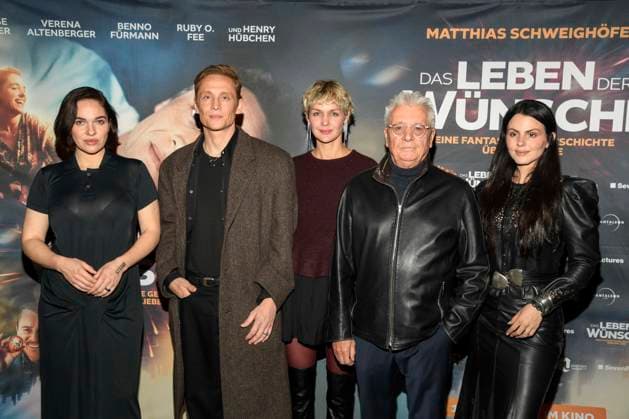abb- Verena Altenberger, Matthias Schweighöfer, Schweighoefer Henry Hübchen Huebchen und Ruby O. Fee zu Gast auf dem roten Teppich bei der Berlin Premiere des Kinofilms DAS LEBEN DER WÜNSCHE WUENSCHE im UCI East Side Gallery Berlin, am 11.11.2025 in Berlin Berlin Deutschland