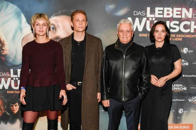 abb- Luise Heyer, Matthias Schweighöfer Schweighoefer , Henry Hübchen Huebchen und Verena Altenberger zu Gast auf dem roten Teppich bei der Berlin Premiere des Kinofilms DAS LEBEN DER WÜNSCHE WUENSCHE im UCI East Side Gallery Berlin, am 11.11.2025 in Berlin Berlin Deutschland