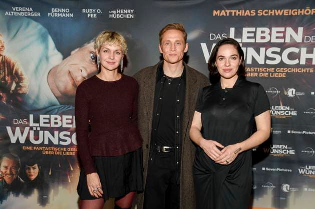 abb- Luise Heyer, Matthias Schweighöfer Schweighoefer und Verena Altenberger zu Gast auf dem roten Teppich bei der Berlin Premiere des Kinofilms DAS LEBEN DER WÜNSCHE WUENSCHE im UCI East Side Gallery Berlin, am 11.11.2025 in Berlin Berlin Deutschland