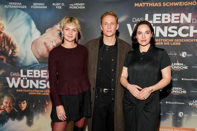 abb- Luise Heyer, Matthias Schweighöfer Schweighoefer und Verena Altenberger zu Gast auf dem roten Teppich bei der Berlin Premiere des Kinofilms DAS LEBEN DER WÜNSCHE WUENSCHE im UCI East Side Gallery Berlin, am 11.11.2025 in Berlin Berlin Deutschland
