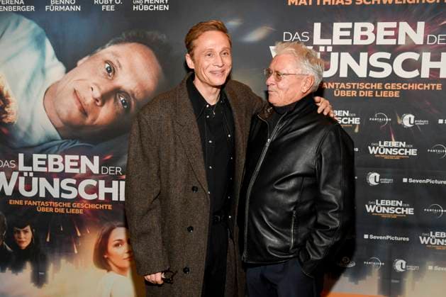 abb- Matthias Schweighöfer Schweighoefer und Henry Hübchen Huebchen zu Gast auf dem roten Teppich bei der Berlin Premiere des Kinofilms DAS LEBEN DER WÜNSCHE WUENSCHE im UCI East Side Gallery Berlin, am 11.11.2025 in Berlin Berlin Deutschland