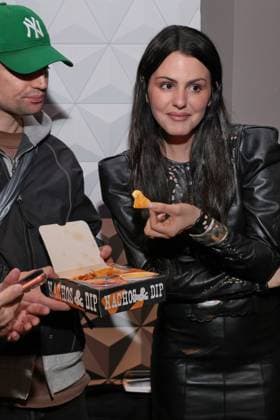 11.11.2025, Ruby O. Fee knabber Nachos zur Premiere von Das Leben Der Wünsche, UCI East Side Gallery, Berlin, Berlin