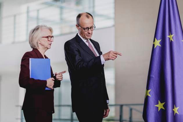 (R-L) Friedrich Merz (CDU), Bundeskanzler, und Monika Schnitzer, Vorsitzende des Sachverstaendigenrates zur Begutachtung der gesamtwirtschaftlichen Entwicklung, aufgenommen im Rahmen der Uebergabe des Jahresgutachtens des Sachverstaendigenrates zur Begutachtung der gesamtwirtschaftlichen Entwicklung (SVR) an den Bundeskanzler in Berlin, 12.11.2025. Berlin Deutschland Copyright: xFlorianxGaertnerx