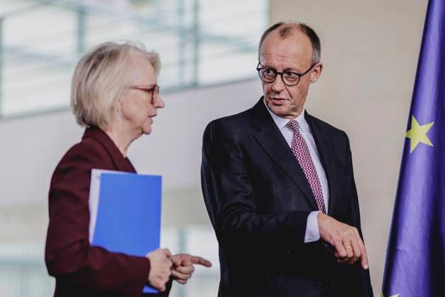 (R-L) Friedrich Merz (CDU), Bundeskanzler, und Monika Schnitzer, Vorsitzende des Sachverstaendigenrates zur Begutachtung der gesamtwirtschaftlichen Entwicklung, aufgenommen im Rahmen der Uebergabe des Jahresgutachtens des Sachverstaendigenrates zur Begutachtung der gesamtwirtschaftlichen Entwicklung (SVR) an den Bundeskanzler in Berlin, 12.11.2025. Berlin Deutschland Copyright: xFlorianxGaertnerx