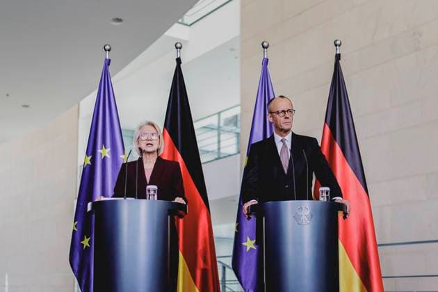 (R-L) Friedrich Merz (CDU), Bundeskanzler, und Monika Schnitzer, Vorsitzende des Sachverstaendigenrates zur Begutachtung der gesamtwirtschaftlichen Entwicklung, aufgenommen im Rahmen der Uebergabe des Jahresgutachtens des Sachverstaendigenrates zur Begutachtung der gesamtwirtschaftlichen Entwicklung (SVR) an den Bundeskanzler in Berlin, 12.11.2025. Berlin Deutschland Copyright: xFlorianxGaertnerx