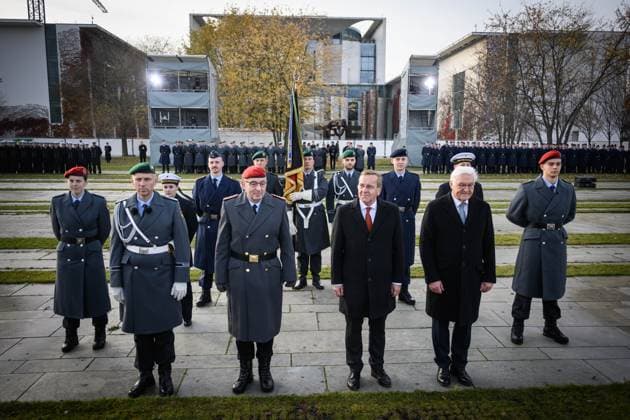 Berlin, Zentralveranstaltung 70 Jahre Bundeswehr Feierliches Gelöbnis als Zentralveranstaltung des Bundesministers der Verteidigung Boris Pistorius (SPD) am 12.11.2025 anlässlich 70 Jahre Bundeswehr vor dem Bundeskanzleramt in Berlin. Im Bild: Bundespräsident Frank-Walter Steinmeier, Boris Pistorius und Berlin Berlin Deutschland