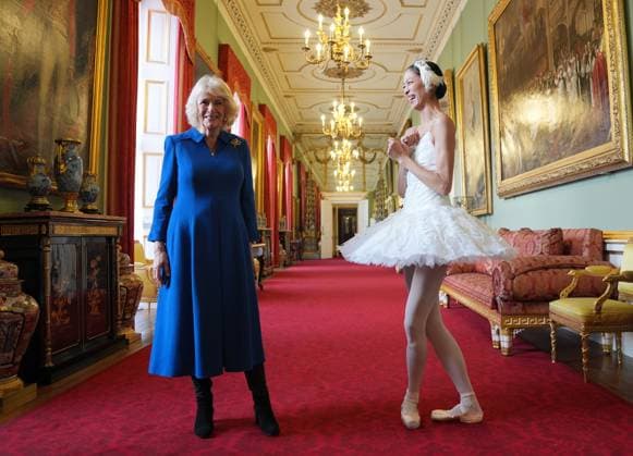 . 12 11 2025. London, United Kingdom. Queen Camilla with ballerina Sangeun Lee, at a reception for the English National Ballet to celebrate the company s 75th anniversary at Buckingham Palace in London.  xPoolx xi-Imagesx IIM-26373-0005