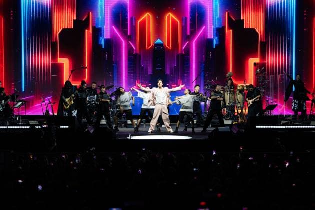 Dimash Qudaibergen in concert in London, UK - 12 Nov 2025 Dimash Qudaibergen performs on stage during his Stranger Tour at Ovo Wembley Arena. London United Kingdom Copyright: xLounisxTiarx xSOPAxImagesx DSC09544