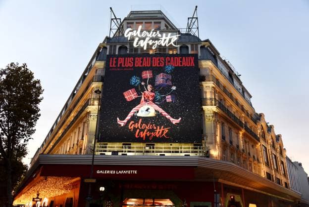 Clara Luciani During Christmas Opening At Galeries Lafayette - Paris Christmas opening at Galeries Lafayette in Paris, France on November 12, 2025. Photo by Alain Apaydin ABACAPRESS.COM Paris France  Copyright: xApaydinxAlain ABACAx