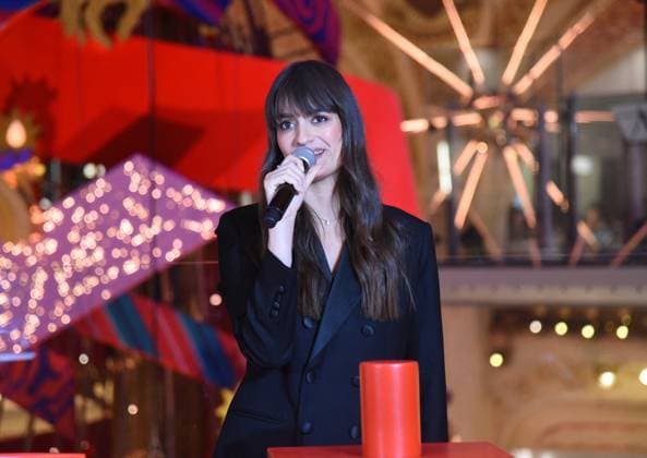 Clara Luciani During Christmas Opening At Galeries Lafayette - Paris Clara Luciani during Christmas opening at Galeries Lafayette in Paris, France on November 12, 2025. Photo by Alain Apaydin ABACAPRESS.COM Paris France  Copyright: xApaydinxAlain ABACAx