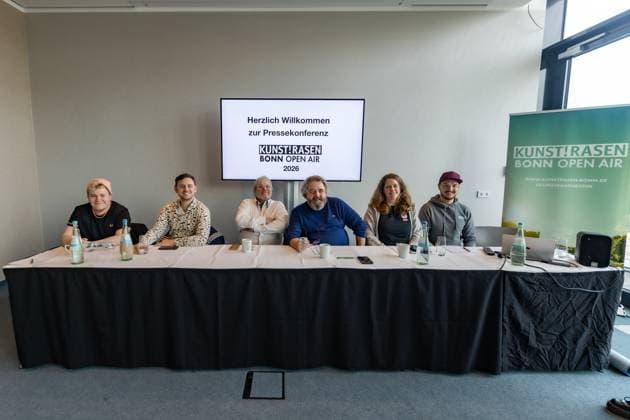 Pressekonferenz zur Kunst!Rasen Open-Air Saison 2026 in Bonn Florian HERTEL und Basti SMOLKA (Druckluft), Ernst-Ludwig HARTZ (ELH Promotion), sowie Martin J. NÖTZEL, Katrin WURM und Lennart BÜNKER (Kunst!Rasen Bonn)- Pressekonferenz zur Kunst!Rasen Bonn Open-Air-Saison 2026 im Bonn Marriott Hotel. Vorgestellt werden das Programm der über 20 Open-Air-Konzerte im Juli und August sowie Konzepte und Highlights der 15. Saison am Rande der Bonner Rheinaue in Bonn-Gronau. Bonn Gronau Nordrhein-Westfalen Deutschland Copyright: xBonn.digitalx xMarcxJohnx
