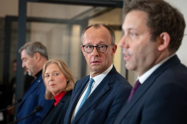 News Bilder des Tages Pressestatement zu den Ergebnissen des Koalitionsausschusses Dr. Markus Soeder MdL, Ministerpraesidenten von Bayern und Parteivorsitzenden der CSU gemeinsam mit Baerbel Bas MdB, Bundesministerin fuer Arbeit und Soziales und Parteivorsitzenden der SPD, Friedrich Merz MdB, Bundeskanzler und Parteivorsitzenden der CDU Deutschlands und Lars Klingbeil MdB, Vizekanzler, Finanzminister und Parteivorsitzenden der SPD beim gemeinsamen Pressestatement zu den Ergebnissen des Koalitionsausschusses , Berlin , 13.11.2025 Berlin Berlin Deutschland