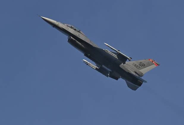 04.11.2025, xjrdrx, Politik, Luftwaffe US Air Force, Lockheed Martin F 16 Fighting Falcon Kampfflugzeug Spangdahlem