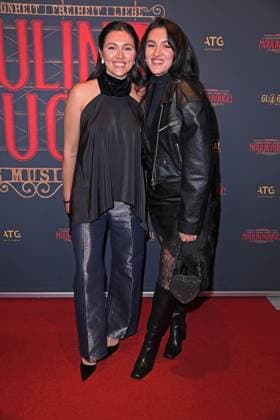 Anna Maria Damm mit Schwester Katharina Damm bei der Premiere von Sarah Engels bei Moulin Rouge! Das Musical im Musical Dome in Köln am 13.11.2025