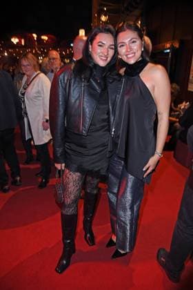 Anna Maria Damm mit Schwester Katharina Damm bei der Premiere von Sarah Engels bei Moulin Rouge! Das Musical im Musical Dome in Köln am 13.11.2025