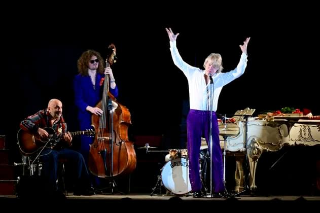 Sandro Giampietro, Leo Richartz und Helge Schneider live bei einem Konzert der Ein Mann und seine Musik -Tour in der Messehalle. Löbau, 13.11.2025