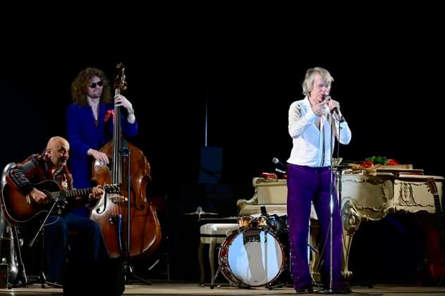 Sandro Giampietro, Leo Richartz und Helge Schneider live bei einem Konzert der Ein Mann und seine Musik -Tour in der Messehalle. Löbau, 13.11.2025