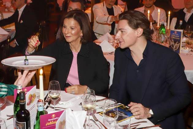 abb Palazzo- Claudia Obert mit Freund Max Suhr Unternehmerin bei der Premiere von Cornelia Poletto 10. Dinner Show PALAZZO Hier und Jetzt am 13.11.2025 in Hamburg Hamburg Deutschland