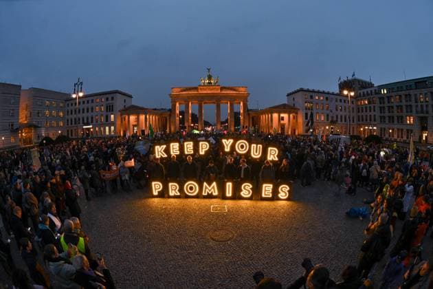 Mit dem leuchtenden Schriftzug Keep your Promises demonstrieren die Klimaaktivisten von Fridays for Future auf dem Pariser Platz in Berlin im Rahmen eines weltweiten Klimastreiks (Foto vom 14.11.2025). Anlass ist die derzeit im brasilianischen Belem stattfindende 30. UN-Weltklimakonferenz COP. (Siehe epd-Meldung vom 14.11.2025) EDITORIAL USE ONLY