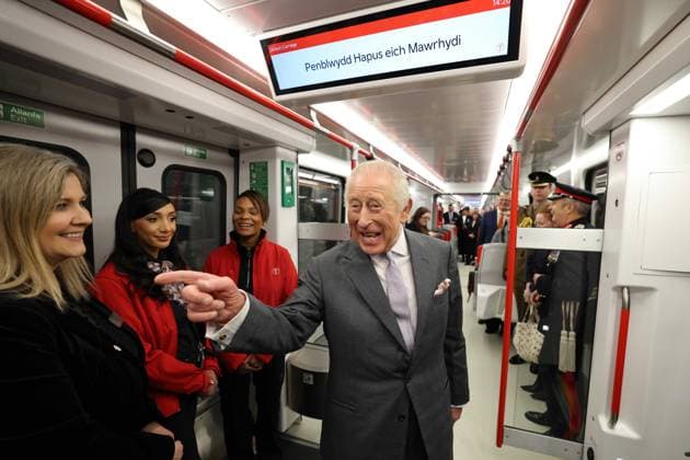 King Charles III visits Wales A birthday message is displayed on the screen as Britain s King Charles III travels on a Stadler Class 398 Tram during a visit to officially open the South Wales Metro Depot in the South Wales town of Taff™s Well on November 14, 2025, as the king marks his 77th birthday., Credit:ADRIAN DENNIS Avalon United Kingdom, Taff s Well  Copyright: xADRIANxDENNISx xAvalonx 1052411394