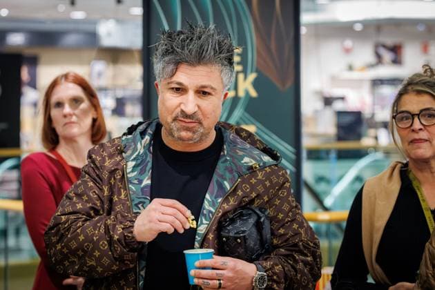 14.11.2025. Düsseldorf. Eröffung des diesjährigen Charity Waldes in der Galeria-Filiale auf der Kö. Moderatorin Jana Ina Zarrella wird in diesem Rahmen Bürgermeister Hinkel, RTL-Moderator Michael Begasse und Fortuna Legendenspieler Oliver Fink auf der Bühne begrüßen. Hier: Lottomillionär Kürsat Yildirim alias Chico kam ebenfalls vorbei, um zu spenden. Düsseldorf Galeria-Filiale, Königsallee Nordrhein-Westfalen Deutschland