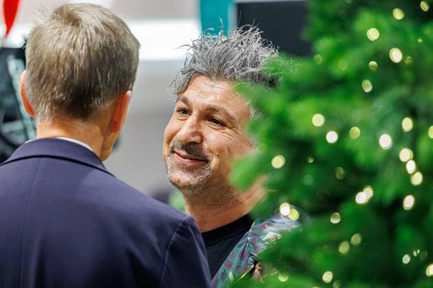 14.11.2025. Düsseldorf. Eröffung des diesjährigen Charity Waldes in der Galeria-Filiale auf der Kö. Moderatorin Jana Ina Zarrella wird in diesem Rahmen Bürgermeister Hinkel, RTL-Moderator Michael Begasse und Fortuna Legendenspieler Oliver Fink auf der Bühne begrüßen. Hier: Lottomillionär Kürsat Yildirim alias Chico kam ebenfalls vorbei, um zu spenden. Düsseldorf Galeria-Filiale, Königsallee Nordrhein-Westfalen Deutschland