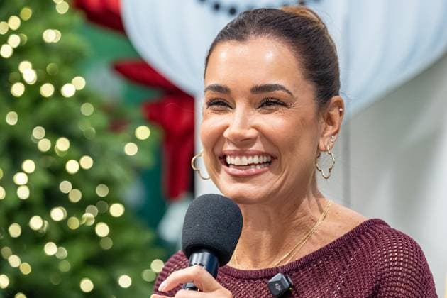 14.11.2025. Düsseldorf. Eröffung des diesjährigen Charity Waldes in der Galeria-Filiale auf der Kö. Moderatorin Jana Ina Zarrella wird in diesem Rahmen Bürgermeister Hinkel, RTL-Moderator Michael Begasse und Fortuna Legendenspieler Oliver Fink auf der Bühne begrüßen. Hier: Moderatorin Jana Ina Zarrella Düsseldorf Galeria-Filiale, Königsallee Nordrhein-Westfalen Deutschland