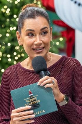 14.11.2025. Düsseldorf. Eröffung des diesjährigen Charity Waldes in der Galeria-Filiale auf der Kö. Moderatorin Jana Ina Zarrella wird in diesem Rahmen Bürgermeister Hinkel, RTL-Moderator Michael Begasse und Fortuna Legendenspieler Oliver Fink auf der Bühne begrüßen. Hier: Moderatorin Jana Ina Zarrella Düsseldorf Galeria-Filiale, Königsallee Nordrhein-Westfalen Deutschland