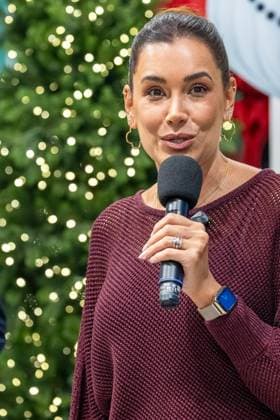 14.11.2025. Düsseldorf. Eröffung des diesjährigen Charity Waldes in der Galeria-Filiale auf der Kö. Moderatorin Jana Ina Zarrella wird in diesem Rahmen Bürgermeister Hinkel, RTL-Moderator Michael Begasse und Fortuna Legendenspieler Oliver Fink auf der Bühne begrüßen. Hier: Moderatorin Jana Ina Zarrella Düsseldorf Galeria-Filiale, Königsallee Nordrhein-Westfalen Deutschland
